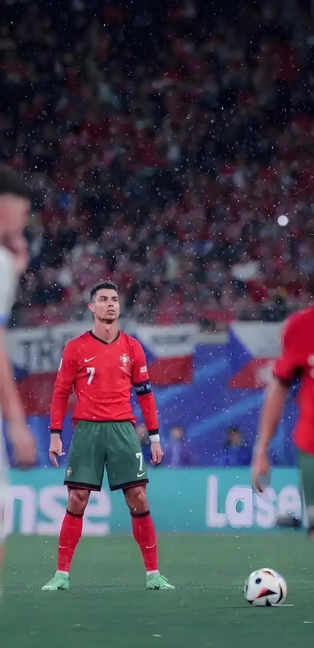 C罗回归赛场，出色防守首场状态亮眼，巴塞罗那观众沸腾！的简单介绍